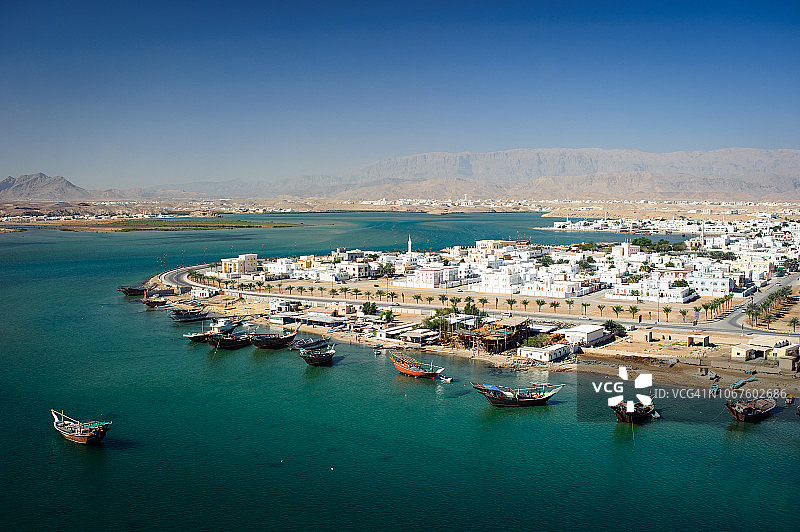 阿曼苏尔的蓝色海域与船只图片素材