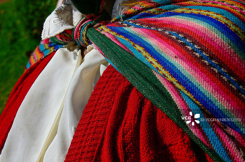 秘鲁山区的彩色民族服装图片素材