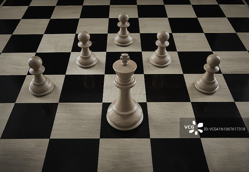 棋盘上的国际象棋棋子图片素材