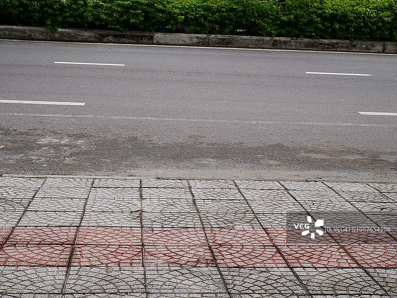 在街道附近行走图片素材