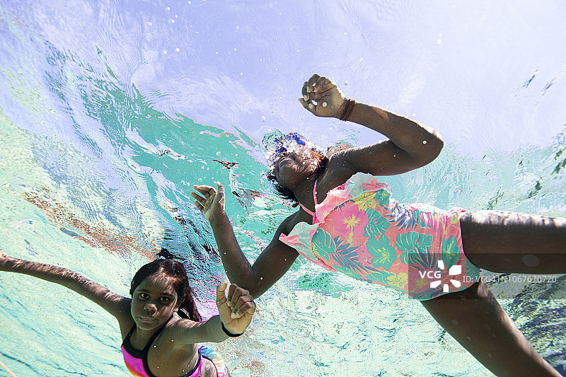 水下拍摄：两名澳大利亚原住民女孩图片素材