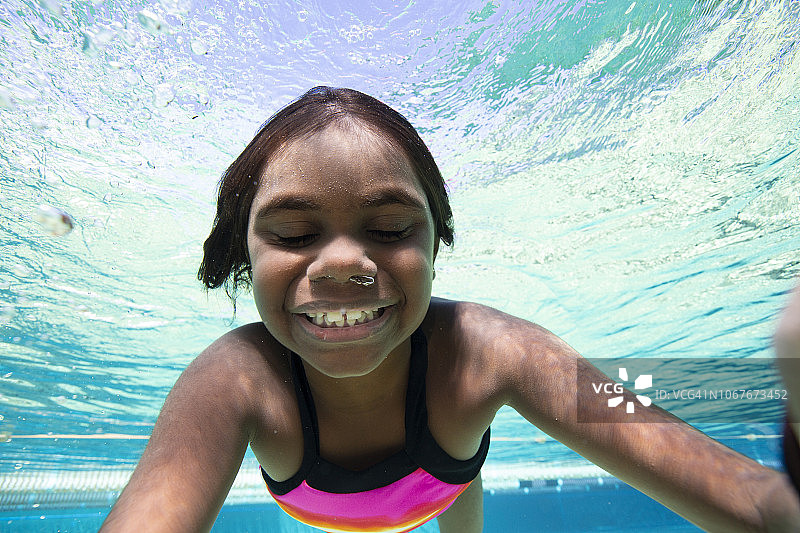 澳大利亚土著女孩水下自拍图片素材