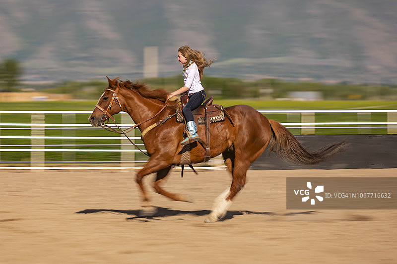 绕桶赛：女牛仔骑马疾驰图片素材