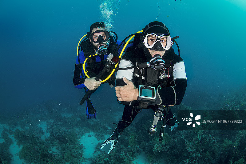 水下游泳的水肺潜水员图片素材