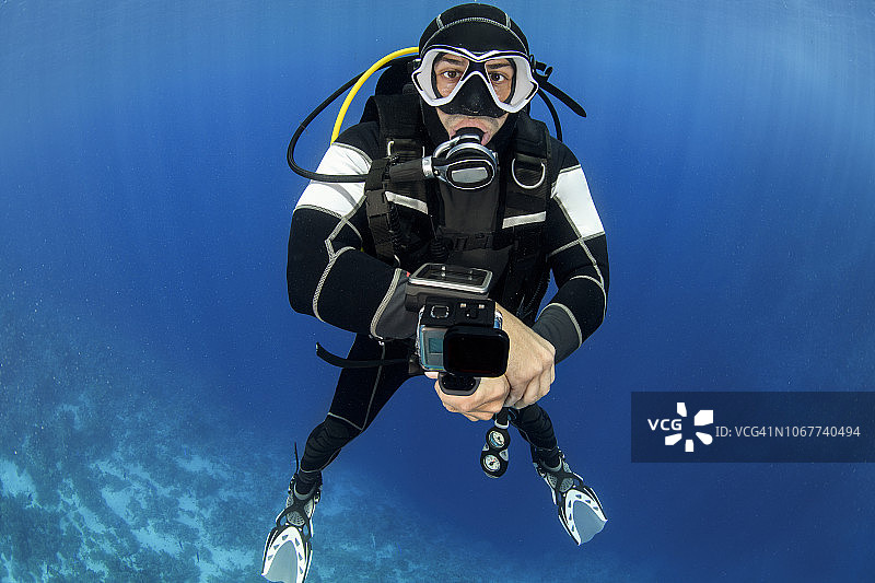 潜水员使用GoPro相机图片素材