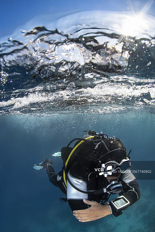 潜水员在水面附近游泳图片素材
