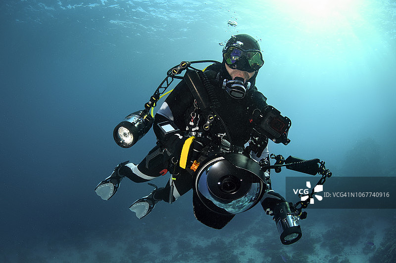 水肺潜水员摄影师图片素材