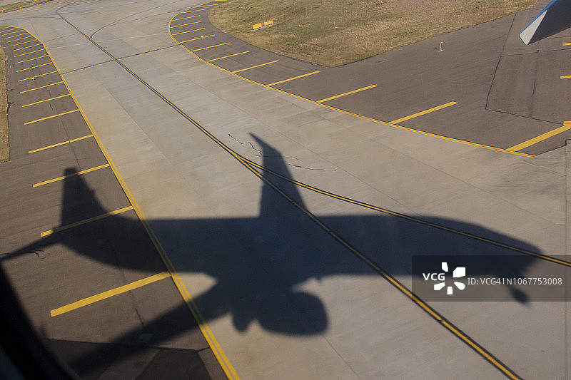机场跑道停机坪上的飞机阴影图片素材