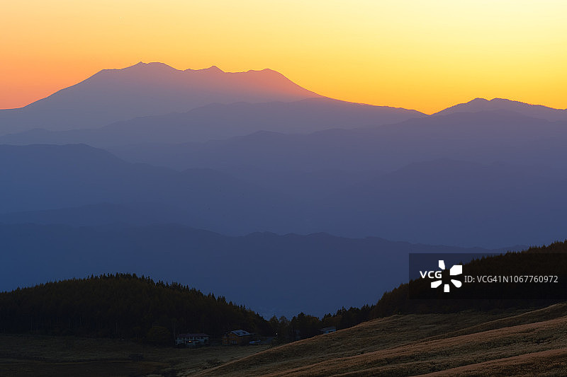 日本长野县雾峰高原的日落山景图片素材