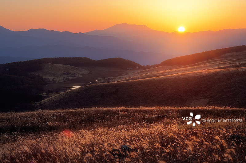 日本长野县雾峰高原的日落山景图片素材