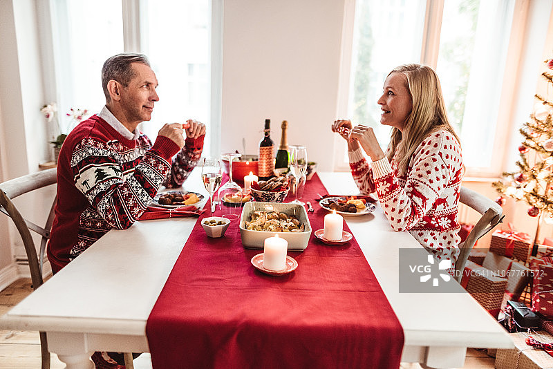 在家庆祝圣诞节图片素材