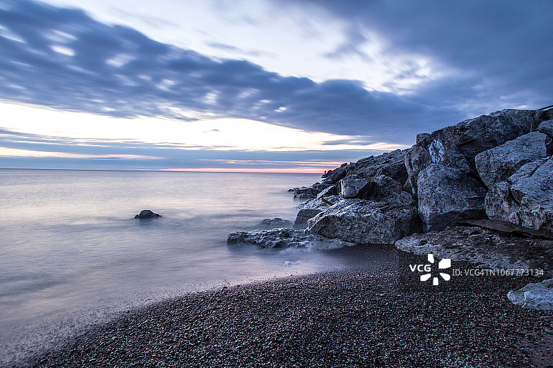 Great Lakes海滩的岩石海岸日出图片素材