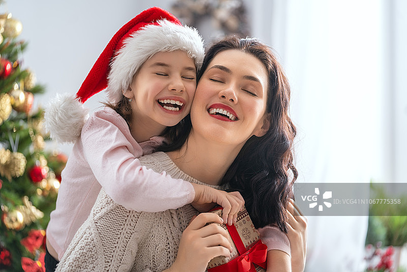 妈妈和女儿交换礼物图片素材