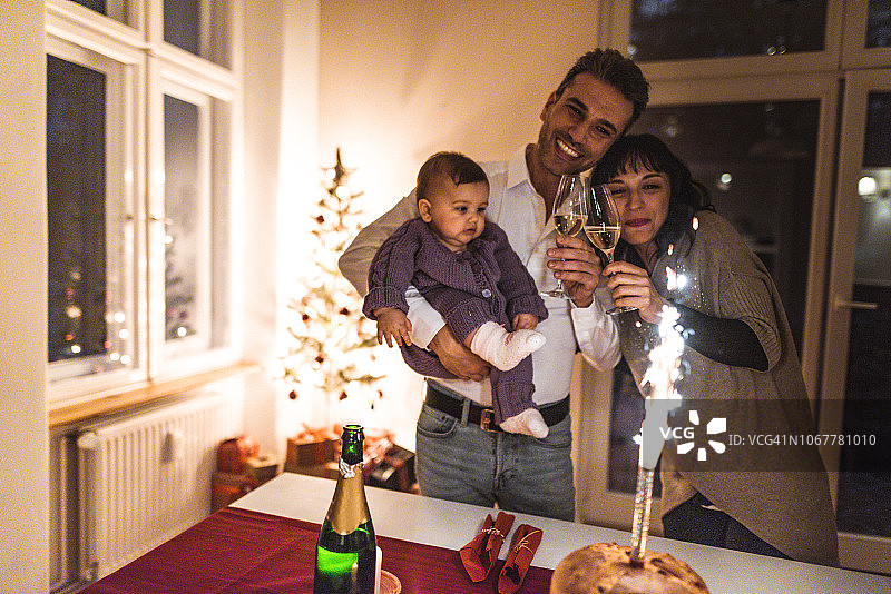 在家庆祝宝宝一周岁生日图片素材