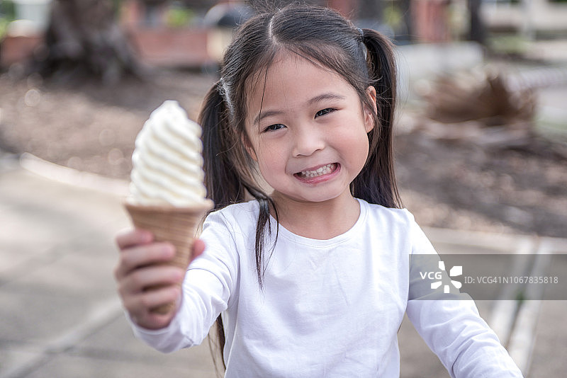 儿童吃冰淇淋图片素材