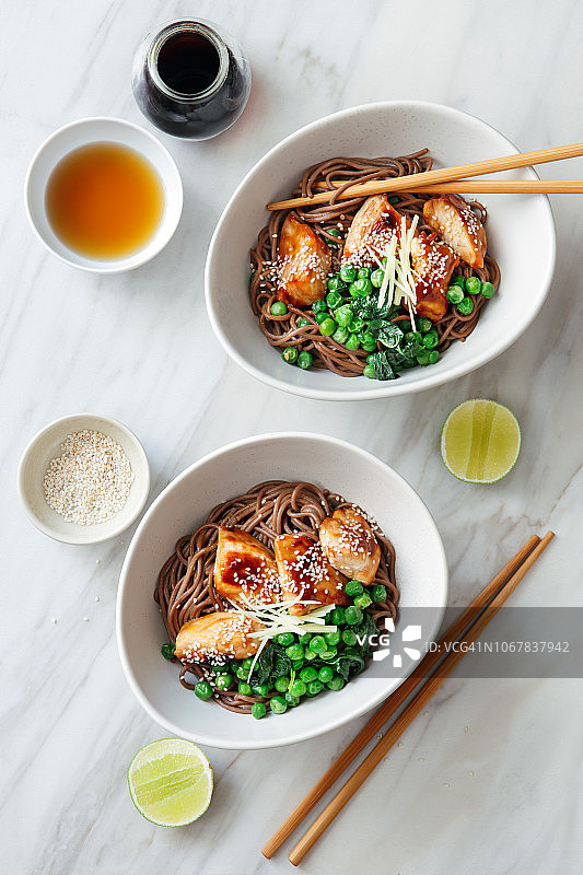 荞麦面配照烧鸡肉、芝麻、青豆和豆芽图片素材