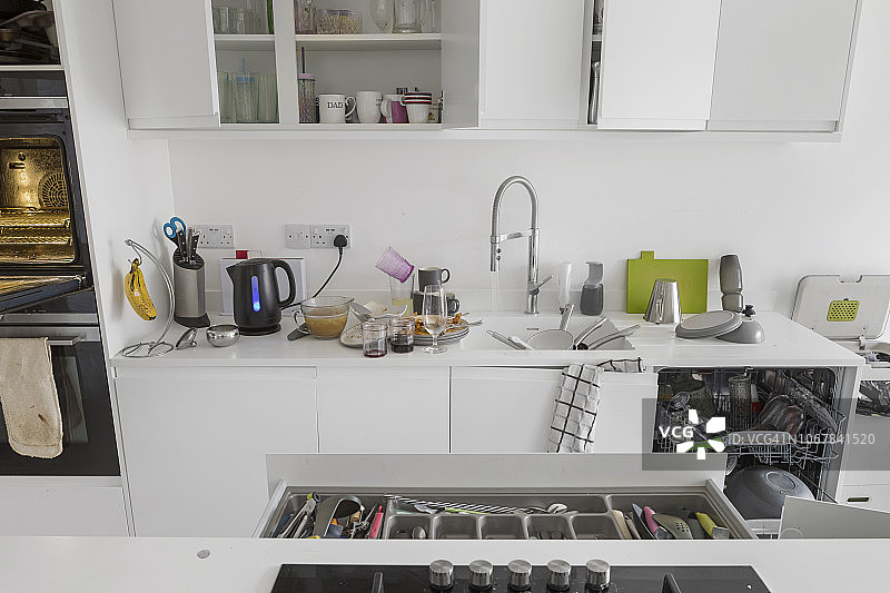 杂乱的厨房水槽图片素材