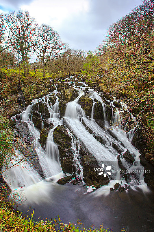 燕子瀑布图片素材