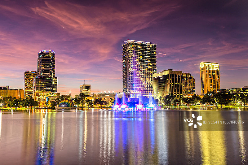 黄昏时分从伊奥拉湖公园看到的奥兰多市中心图片素材