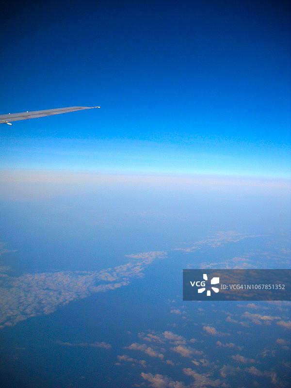 飞机舷窗外的天空景色图片素材