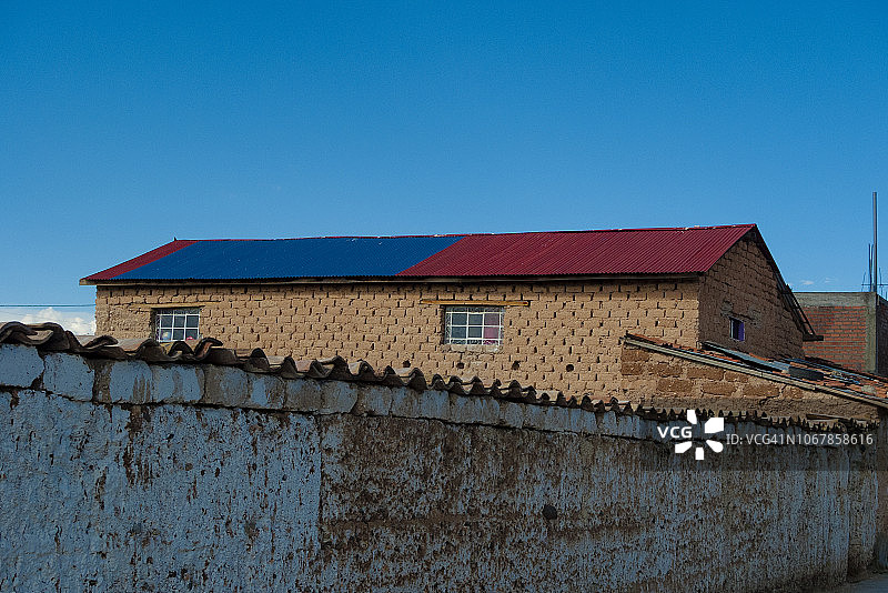红色和蓝色山墙屋顶的泥屋图片素材