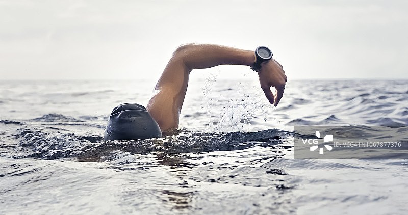 在海中游泳的开放水域游泳者图片素材
