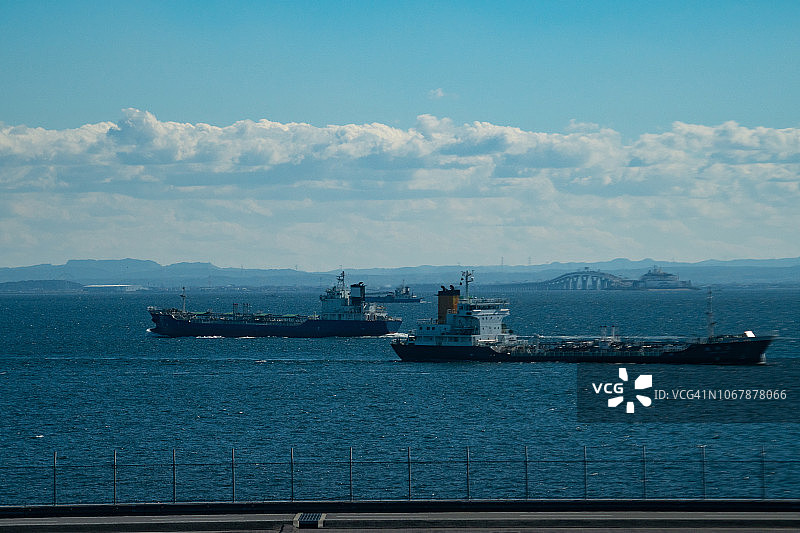 飞机航拍东京湾水线和油轮图片素材