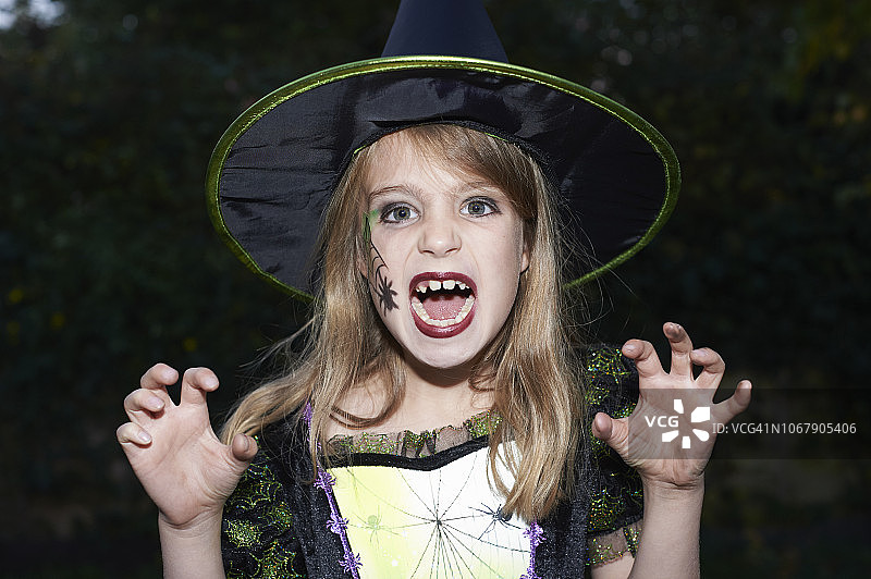 为万圣节打扮成女巫的年轻女孩图片素材