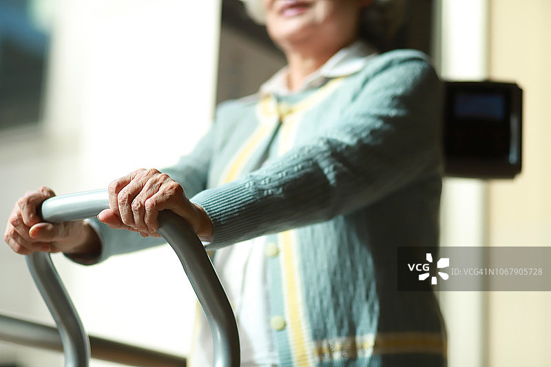 年长妇女测量身高和体重的特写图片素材