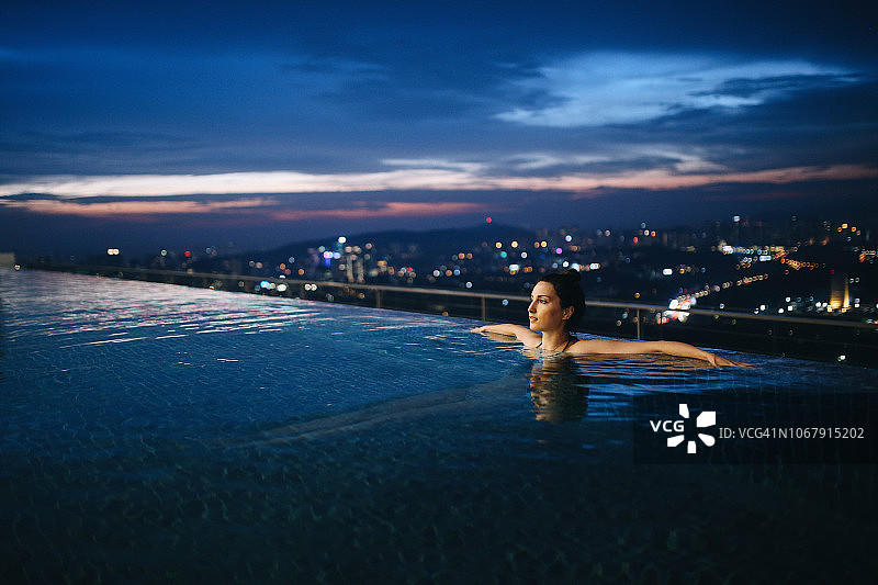 在马来西亚的泳池夜间游泳图片素材