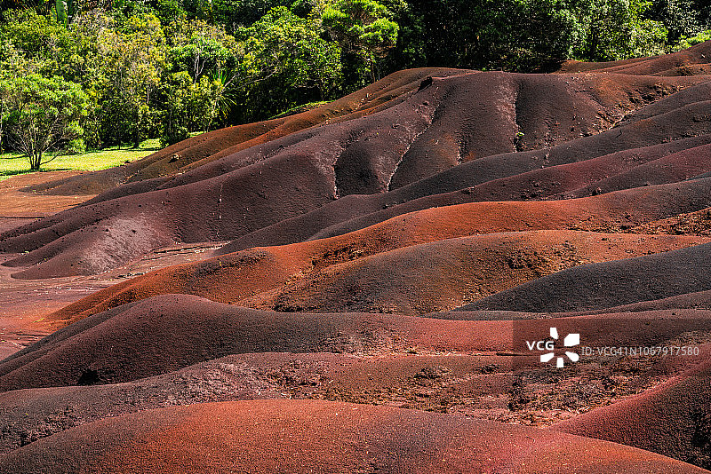 毛里求斯沙马雷尔七色土火山地貌图片素材