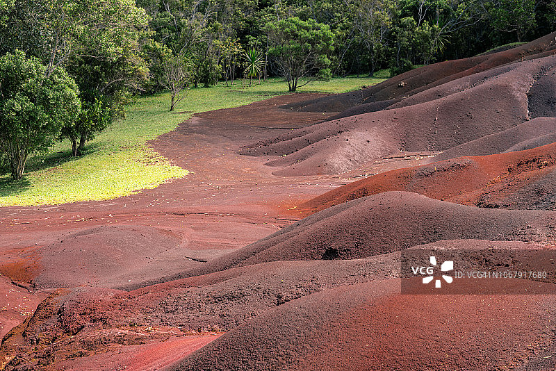 毛里求斯沙马雷尔七色土火山地貌图片素材