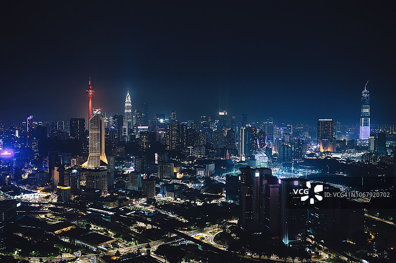 夜间全景：马来西亚吉隆坡屋顶图片素材