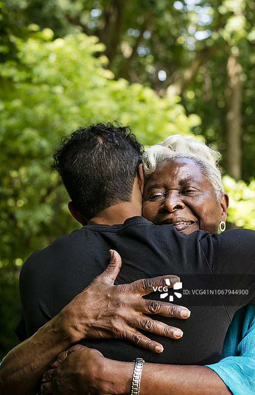 年长的女人和成年孙子拥抱图片素材