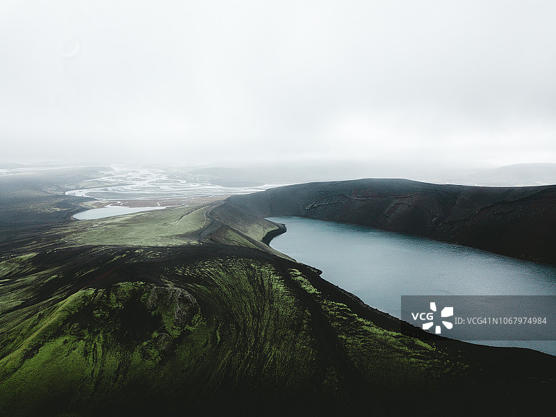 雾气笼罩的高地景观航拍，冰岛火山坑和冰川河流图片素材