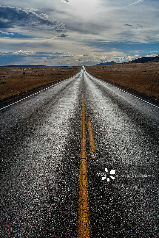 黑色高速公路和黄色标线图片素材