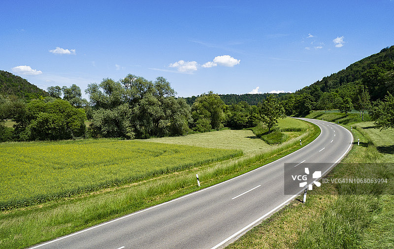 穿过农田的弯曲道路图片素材
