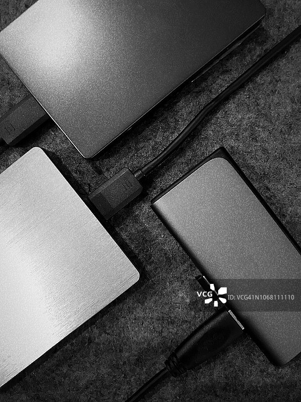 带蓝牙适配器和网络连接器的移动硬盘图片素材