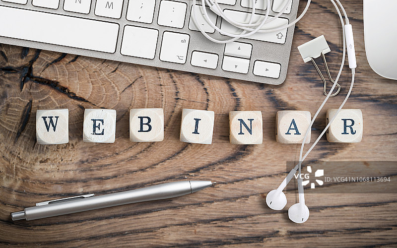 木制背景上带有“webinar”字样的方块图片素材