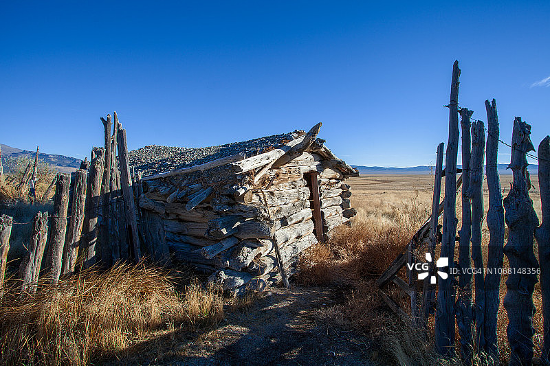 19世纪的古老木屋，沙漠景观中的木栅栏图片素材