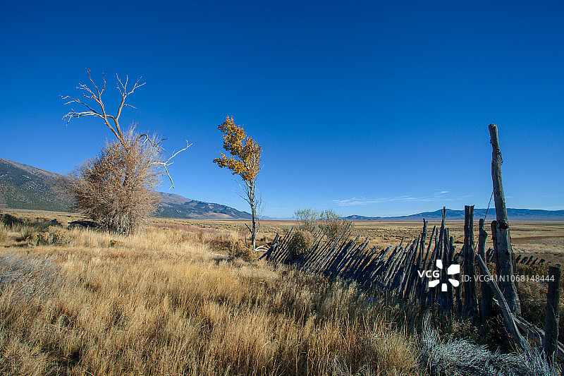 1800年代的古老木栅栏，位于沙漠景观上图片素材