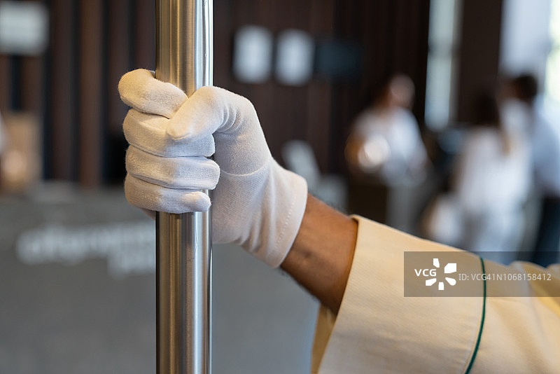 行李员推行李车特写图片素材