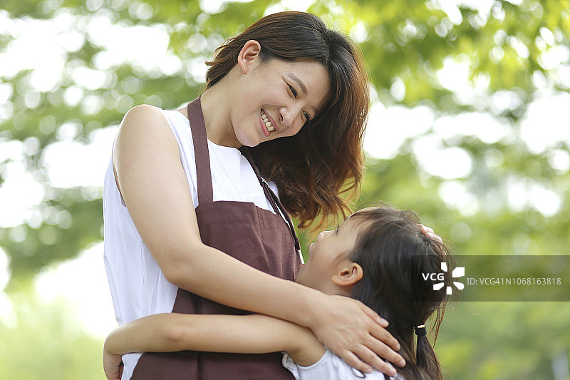母女在公园里拥抱图片素材