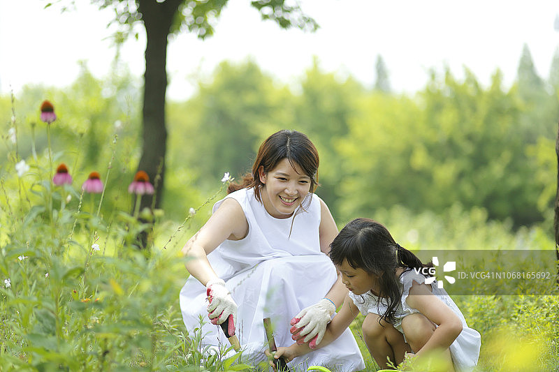 母亲和女儿一起种花图片素材