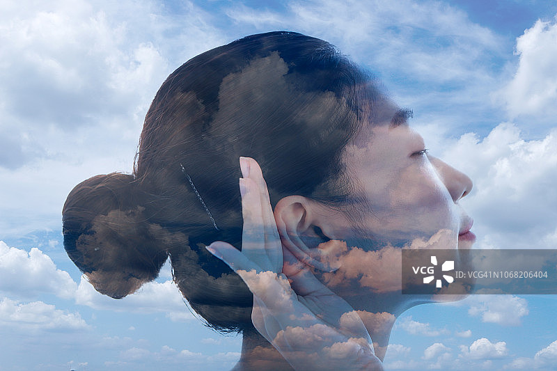 试图倾听的女人图片素材