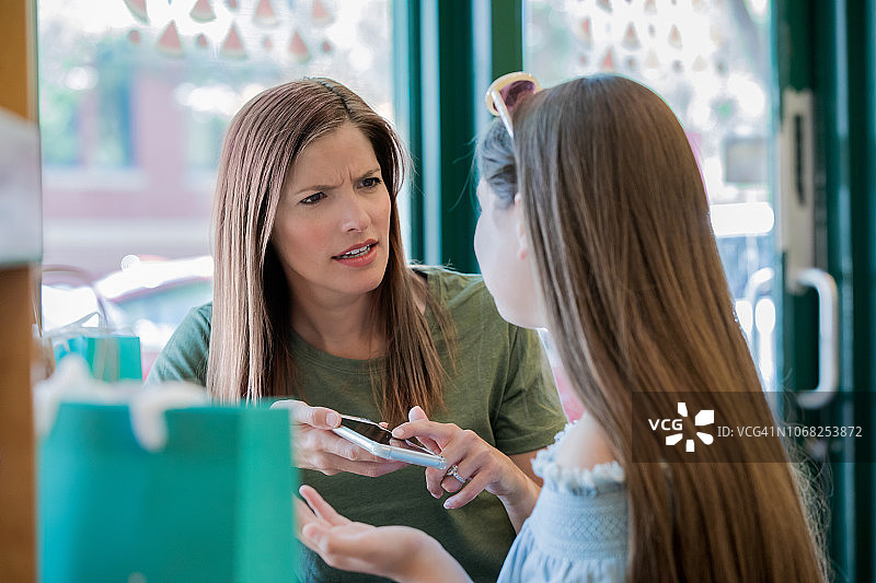 母亲对沉迷智能手机或社交媒体的少女感到生气图片素材