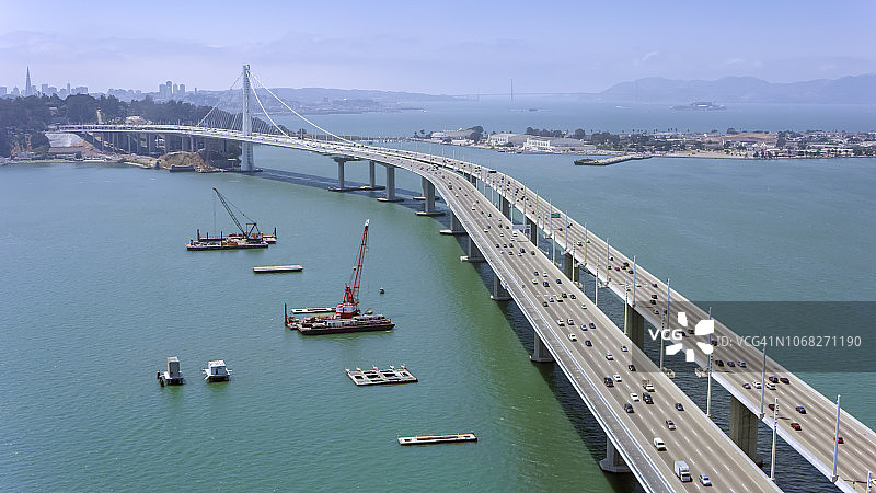 奥克兰德怀特·D·艾森豪威尔高速公路鸟瞰图，背景为耶尔巴布埃纳岛图片素材