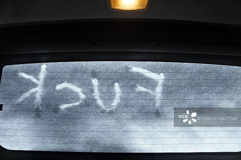 雪覆盖的汽车上写着脏话图片素材