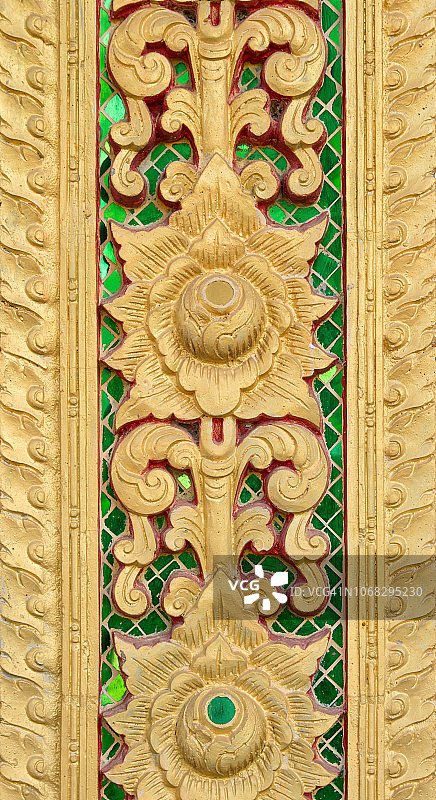 寺庙中原生墙壁灰泥雕刻的金色花朵图案，泰式风格图片素材