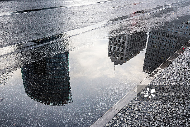 雨后柏林波茨坦广场水洼倒影（德国）图片素材
